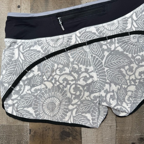 Lululemon Run Ultra Short ll Beachy Floral White Fossil/Black size 4 - Picture 6 of 14